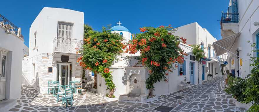 Enjoy the charm of Paros’s quiet and authentic streets Enjoy the charm of Paros’s quiet and authentic streets