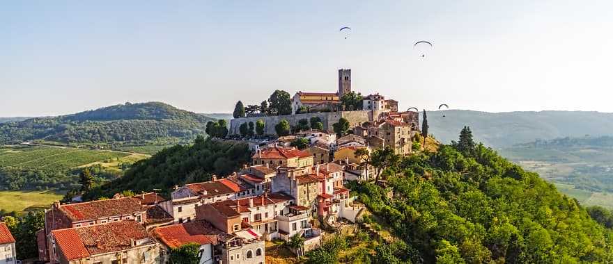 Hang gliding in Motovun, CroatiaHang gliding in Motovun, Croatia