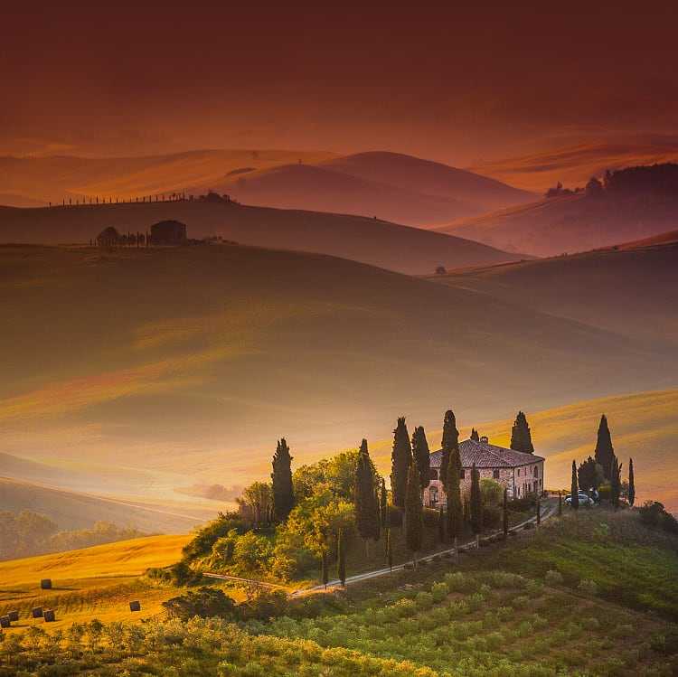 Traditional farmhouse in the Tuscan hills